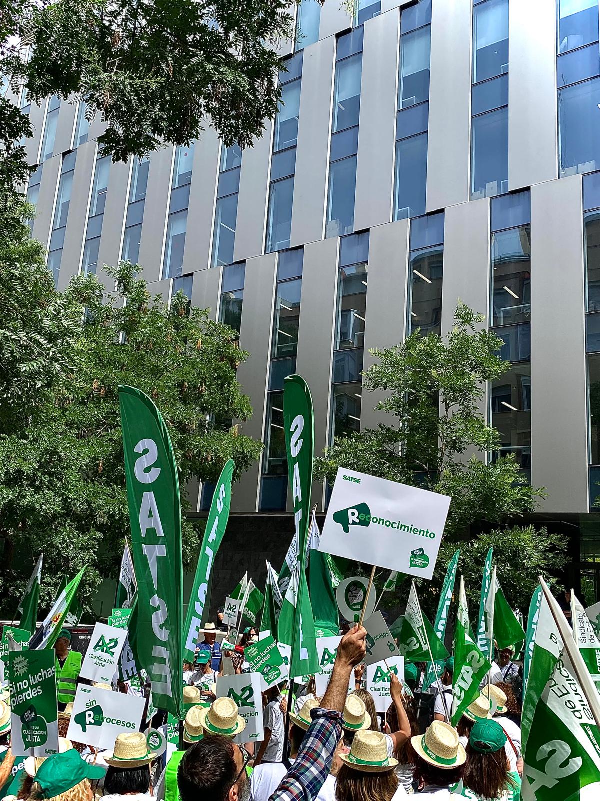 La Ley recoge aspectos relacionados con la formación, desarrollo profesional y las relaciones interprofesionales.